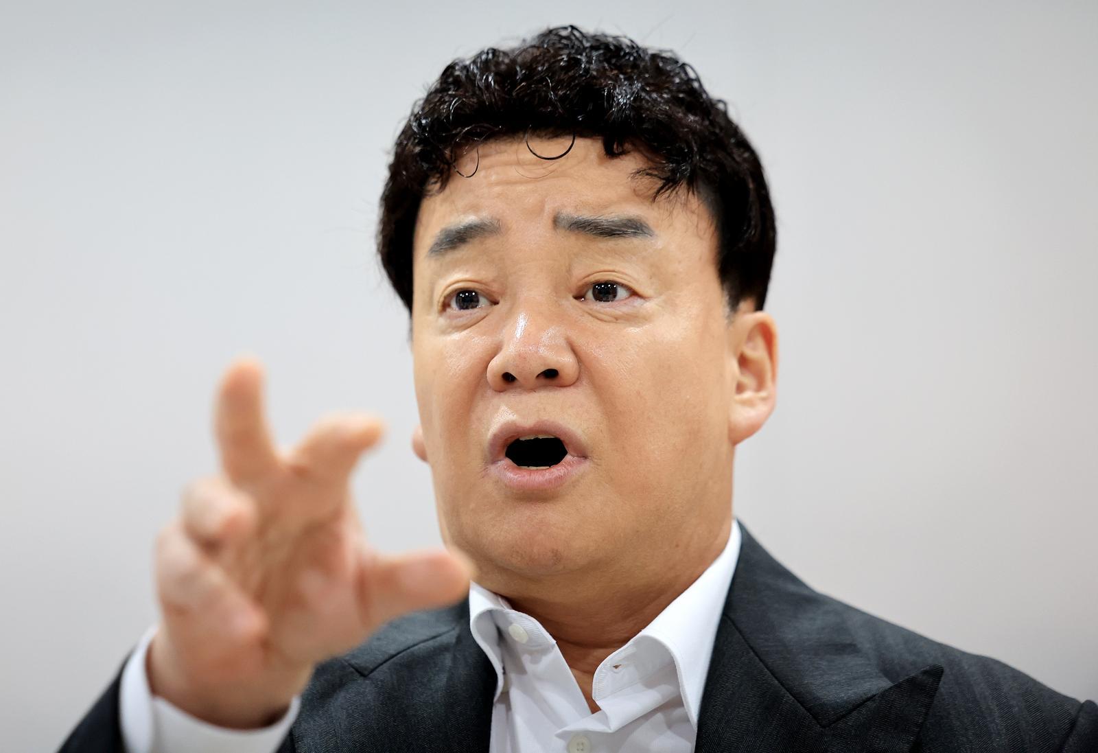백종원 더본코리아 대표가  31일 서울 서초구 더본코리아별관에서 열린 기자간담회에서 취재진 질문에 답변하고 있다. 2026.3.31/뉴스1