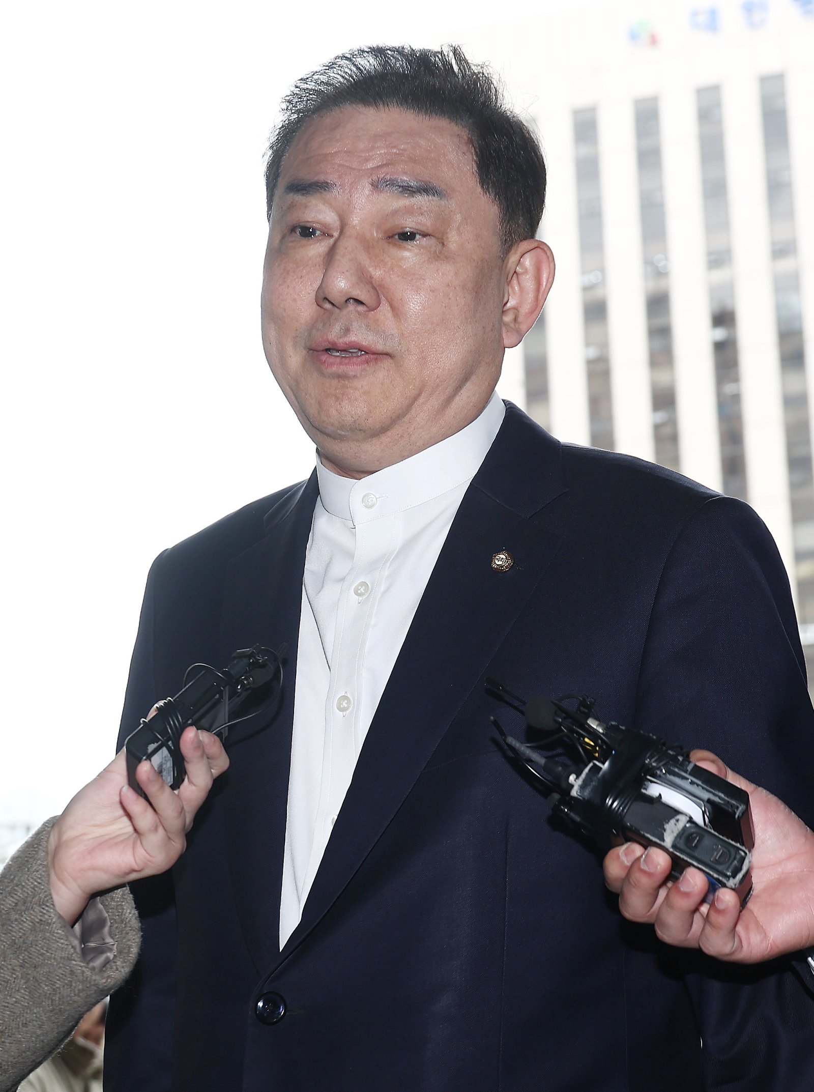 ‘병원 입원’ 김병기 20일 만에 경찰 출석…“무혐의 입증하겠다”