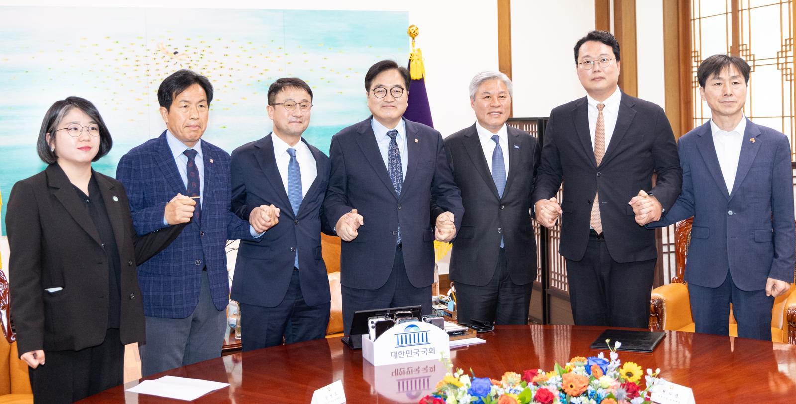 [속보]與野 6개 정당 “‘5·18-부마’ 명시 개헌 추진…6월 3일 투표”