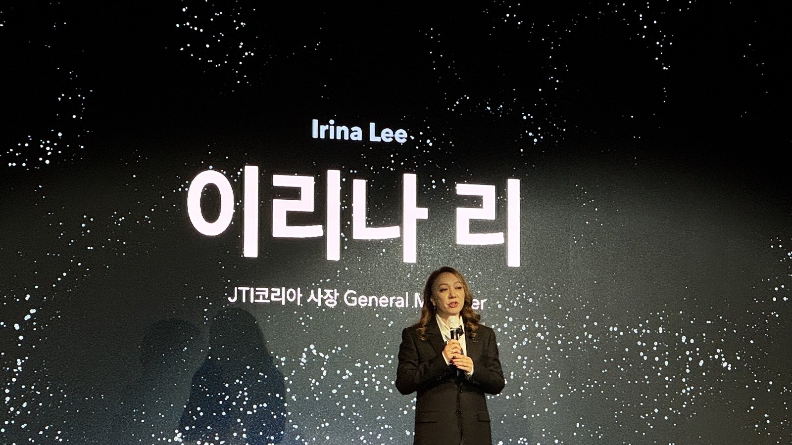이리나 리 JTI코리아 사장이 31일 서울 영등포구 소재 페어몬트 앰배서더 서울 호텔에서 ‘플룸 아우라’ 출시 기념 기자간담회에서 발언하고 있다. 윤우열 기자 cloudancer@donga.com