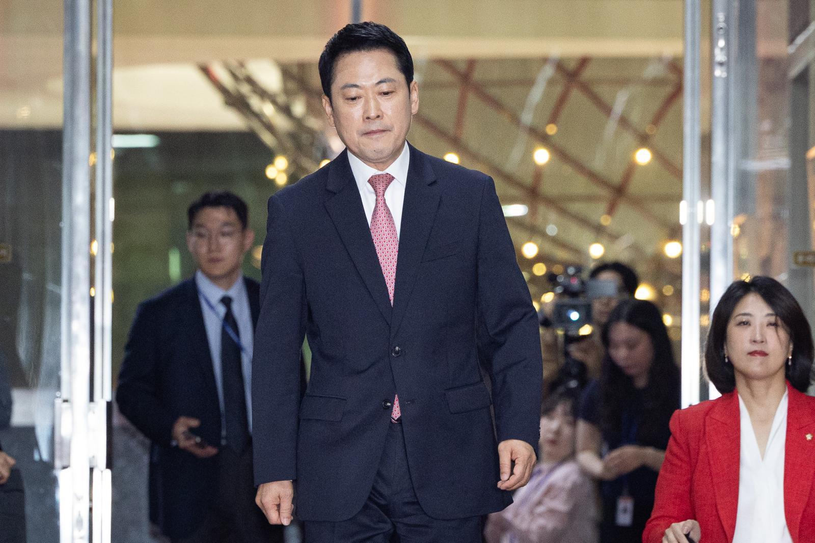장동혁 국민의힘 대표가 31일 서울 여의도 국회에서 개헌 관련 우원식 국회의장과의 비공개 면담을 위해 국회의장실로 들어서고 있다. 2026.3.31. 뉴스1