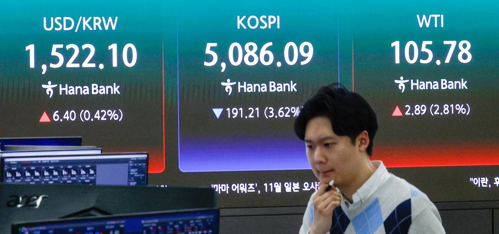 코스피 지수가 장중 한때 5100선 밑으로 내려간 31일 오전 서울 중구 하나은행 본점 딜링룸 전광판에 달러·원 환율, 코스피, 서부텍사스산원유(WTI) 선물 가격이 나오고 있다. 한편 서부텍사스산원유(WTI) 가격은 2022년 7월 코로나19 이후 처음으로 배럴당 100달러를 넘어섰다. 2026.3.31 ⓒ 뉴스1