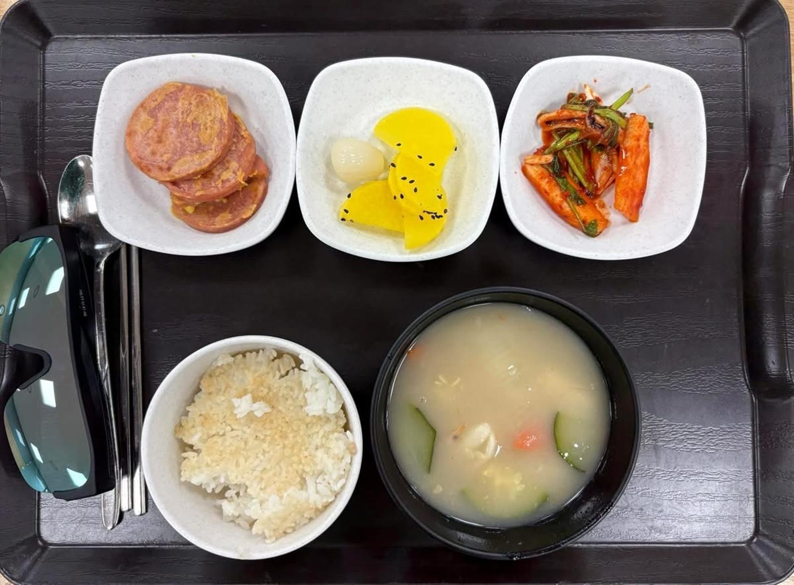 기초과학연구원(IBS) 구내식당의 부실 식단 사진이 공개돼 논란이 일었다. 사진=페이스북(@Vincent Ajar Kim)