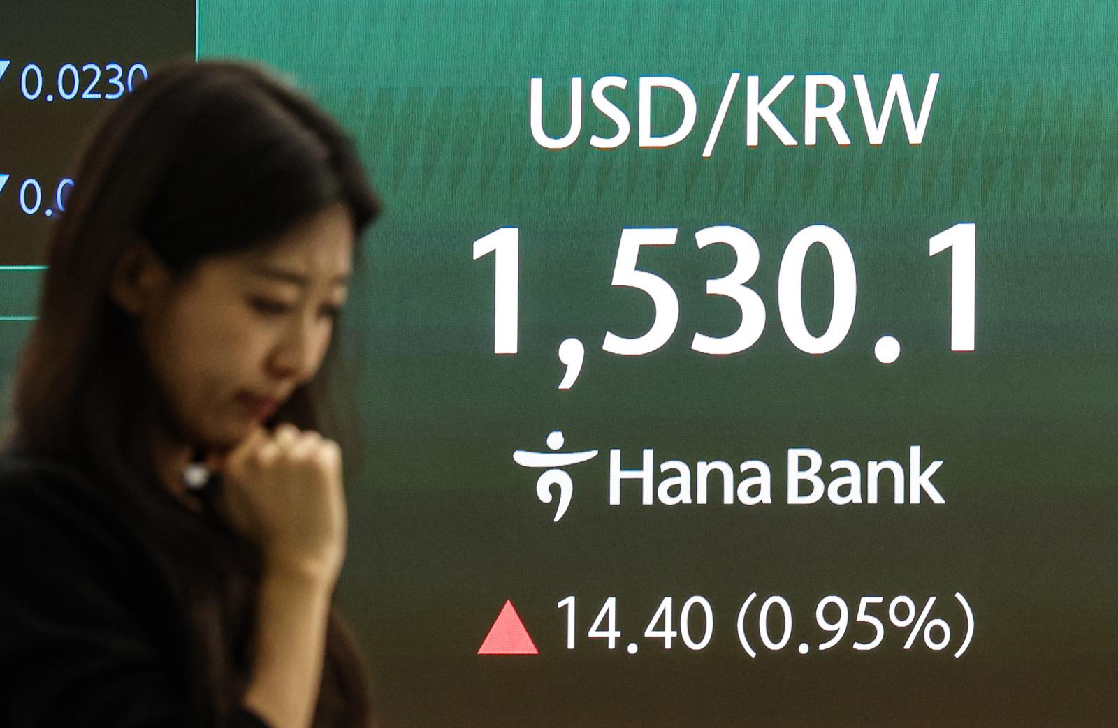 미국 달러 대비 원화 환율(원·달러 환율)은 31일 1530.1원으로 거래를 마쳤다. 전날보다 14.4원 상승했다. 주간 거래(오전 9시~오후 3시 30분) 종가가 1530원을 돌파한 건, 글로벌 금융위기였던 2009년 3월 9일(1549원) 이후 처음이다. 이날 서울 중구 하나은행 딜링룸에 환율이 표시되고 있다. 이한결 기자 always@donga.com