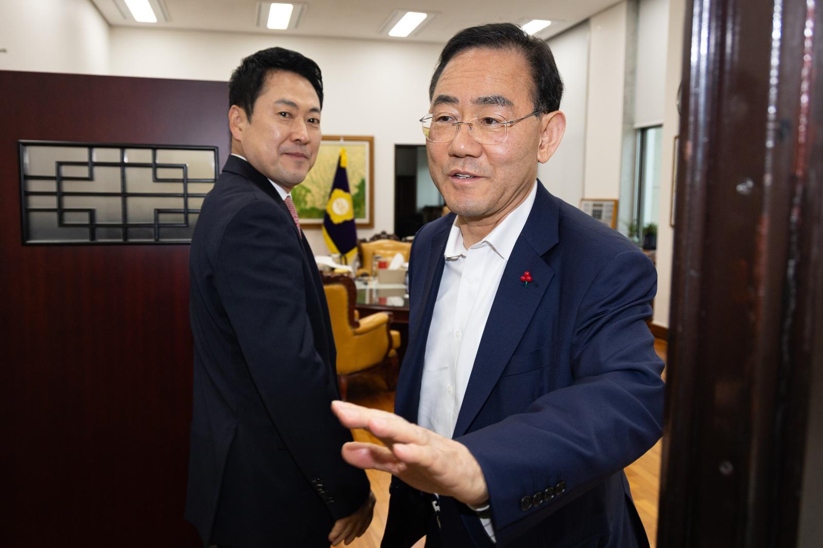 대구시장 경선에서 컷오프(공천배제)된 주호영 국회부의장과 장동혁 국민의힘 대표가 31일 서울 여의도 국회에서 면담을 위해 부의장실로 들어서고 있다. 2026.3.31 뉴스1