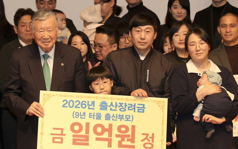‘출산하면 1억’ 부영 회장 “입사 1일차도 받아…퇴사해도 반환 없어”