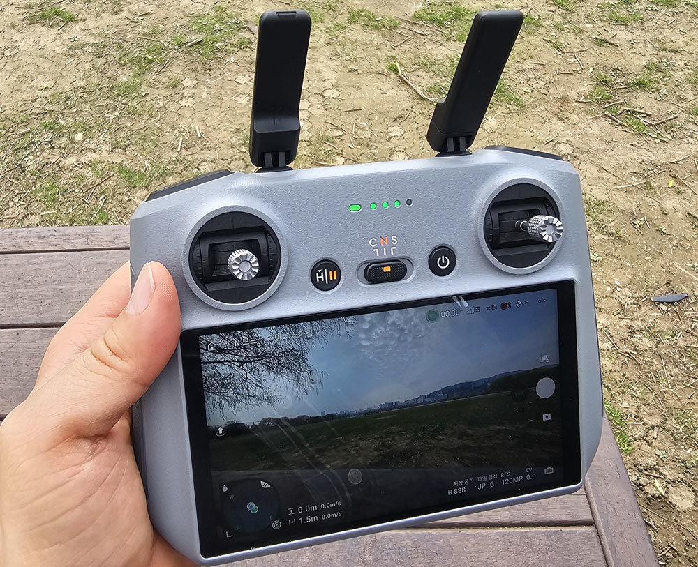 O4+ 영상 전송 시스템을 적용, DJI RC 2등의 조종기 화면에서 끊김이나 화질 저하 없는 실시간 영상을 표시할 수 있다 / 출처=IT동아