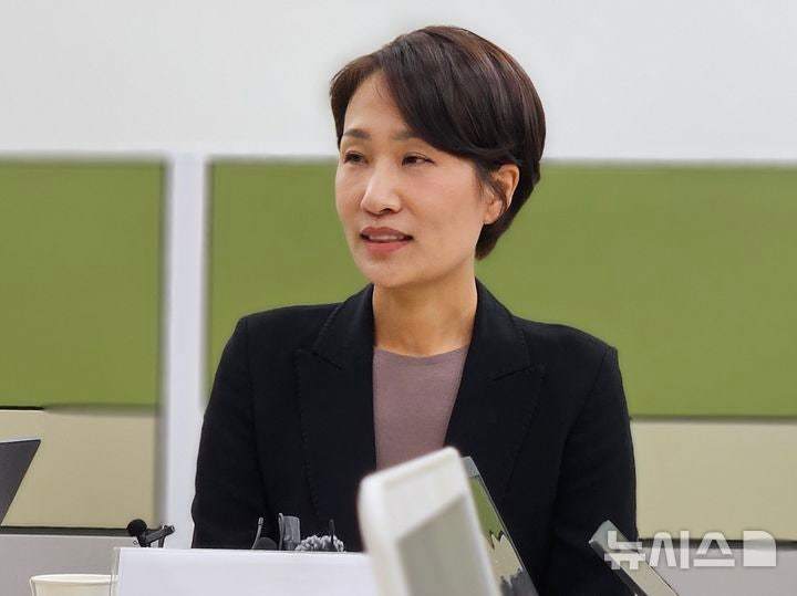 김수민 전 충북도 정무부지사가 23일 충북 청주시 상당구 문화동 충북도청 기자실을 찾아 6.3 지방선거 충북지사 출마 배경 등을 설명하고 있다. 2026.03.23. nulha@newsis.com