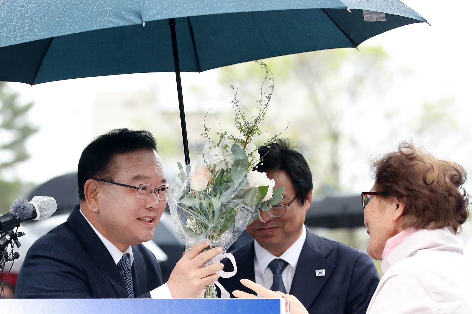 “어, 진짜 김부겸이 받네? 수고하세요, 뚝~”