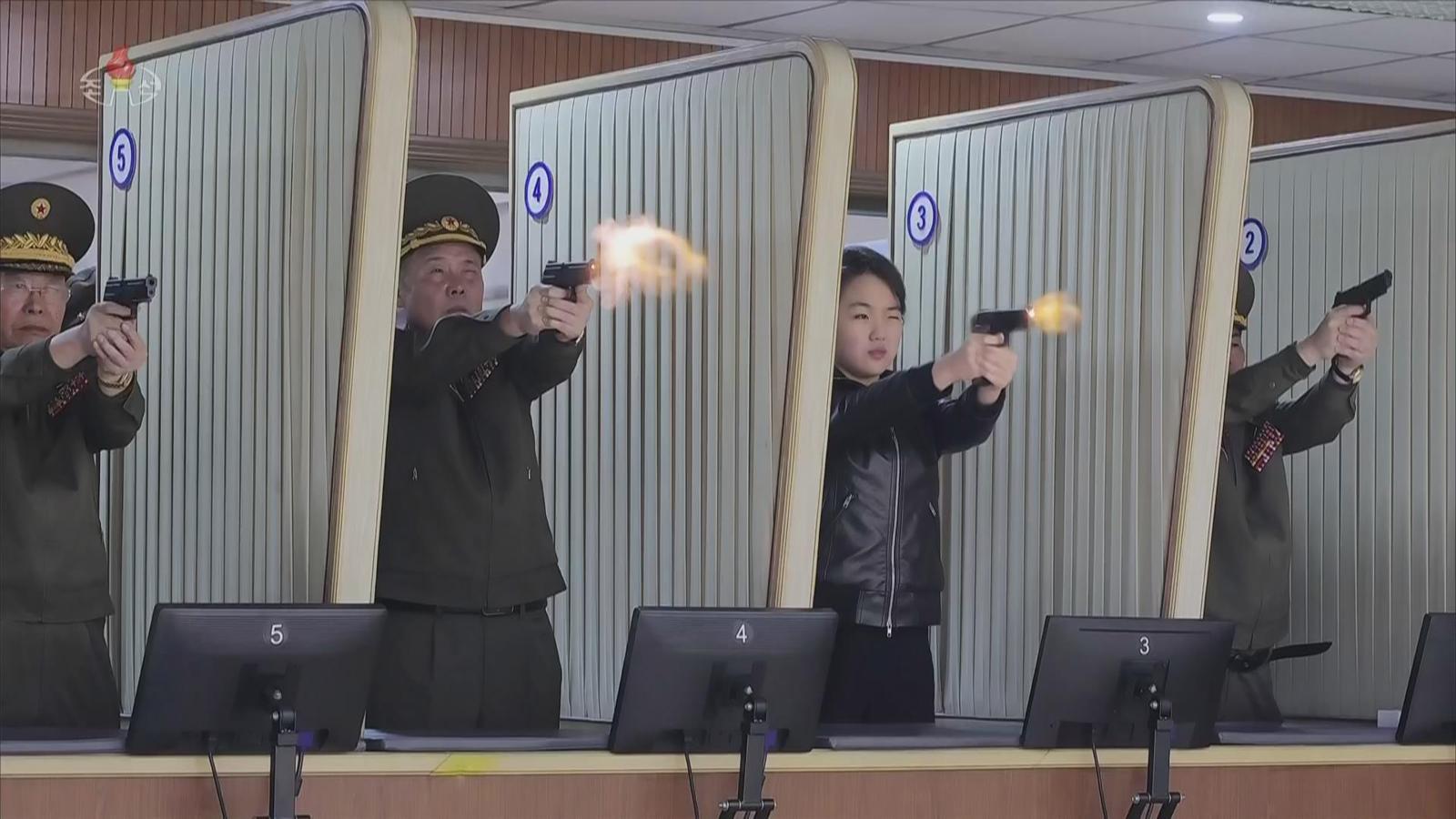 북한 조선중앙TV는 김정은 국무위원장이 딸 주애와 함께 지난 11일 제2경제위원회 산하 중요군수공장을 찾아 신형 권총을 사격하고 현지 지도를 했다고 12일 보도했다. 조선중앙TV 캡처