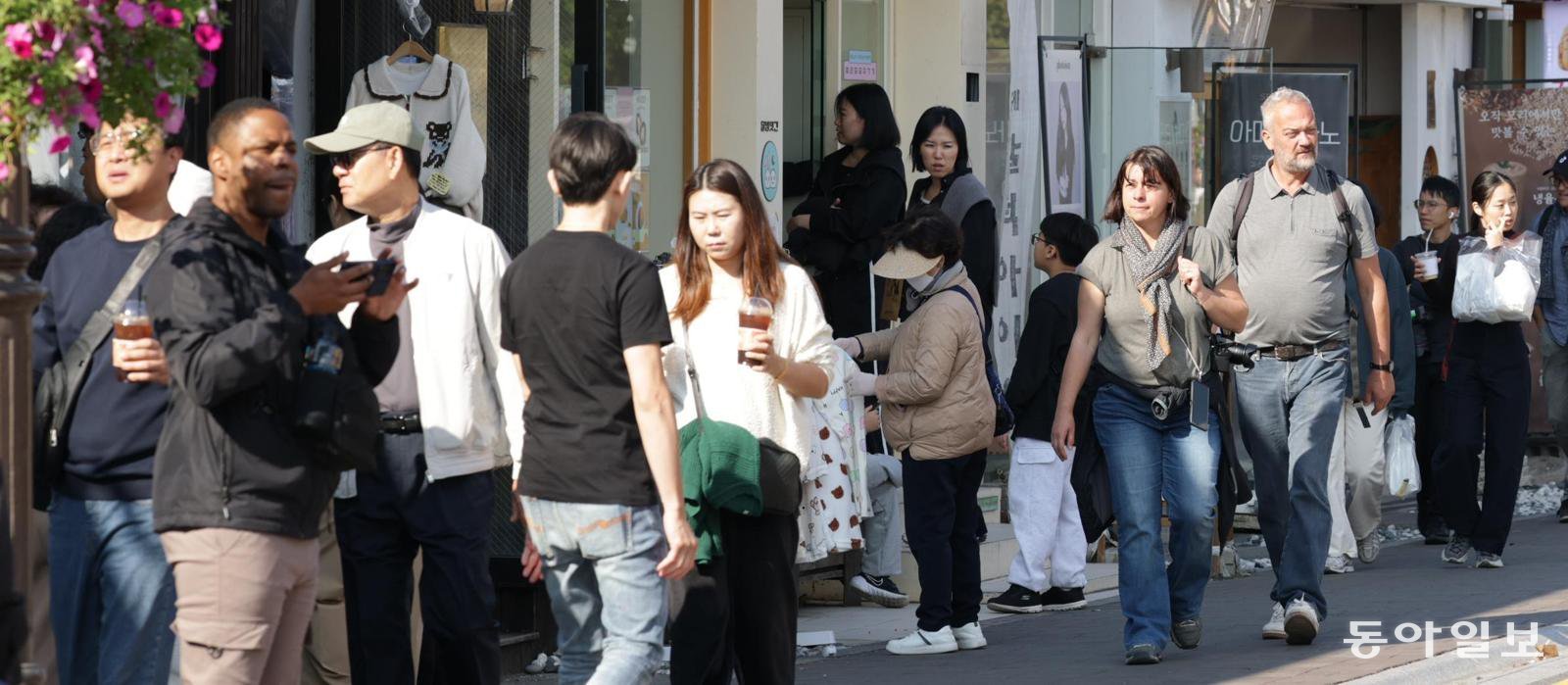 지난해 10월 아시아태평양경제협력체(APEC) 개최 기간 경북 경주의 대표 관광지인 황리단길이  내외국인 관광객들로 붐비고 있다. 동아일보 DB