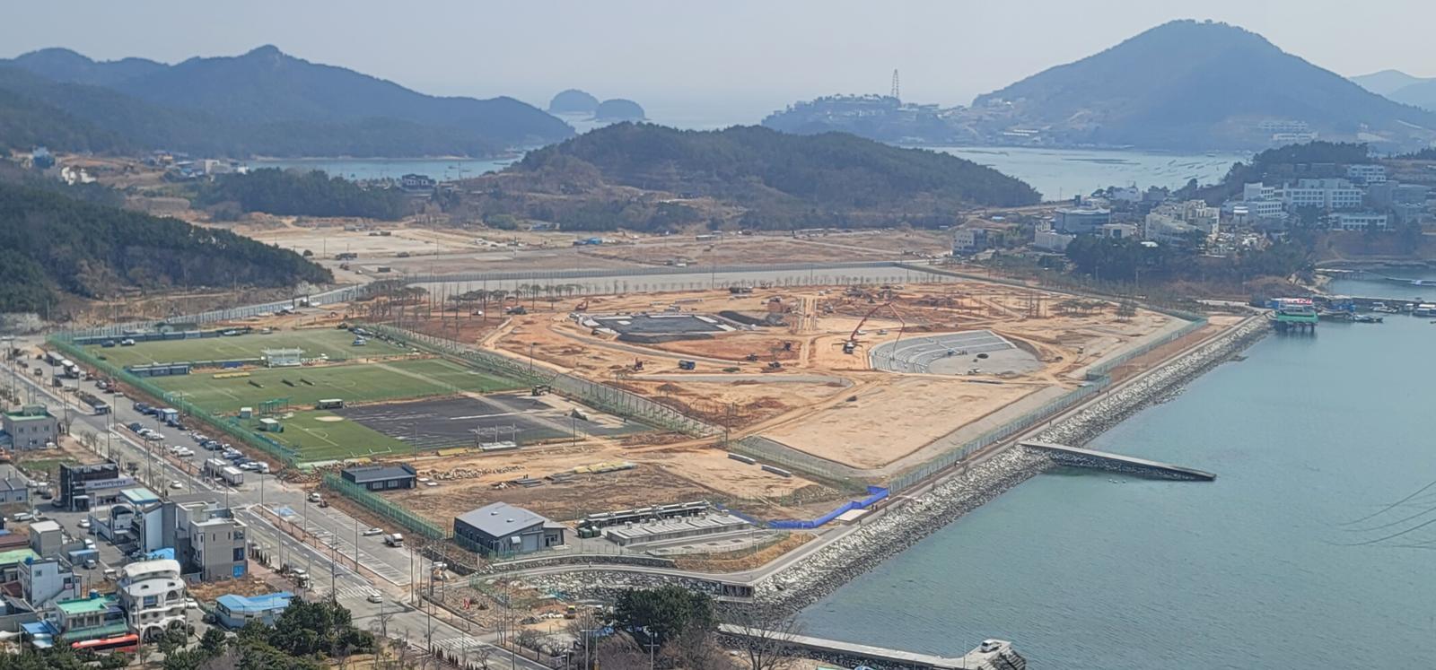 3월 말 전남 여수시 돌산읍 진모지구에서 2026여수세계섬박람회 주 행사장 조성 공사가 약 70% 진행된 모습. 2026여수세계섬박람회 조직위원회 제공
