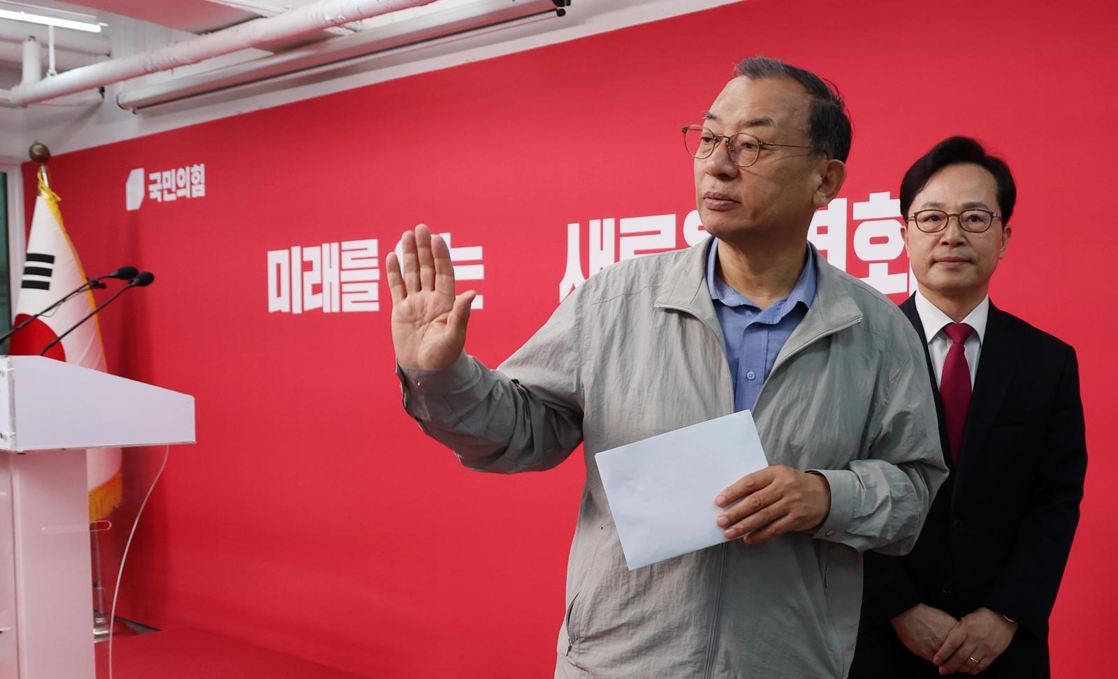 지방선거 코앞, 국힘 공관위 해체… 김영환은 컷오프 효력정지