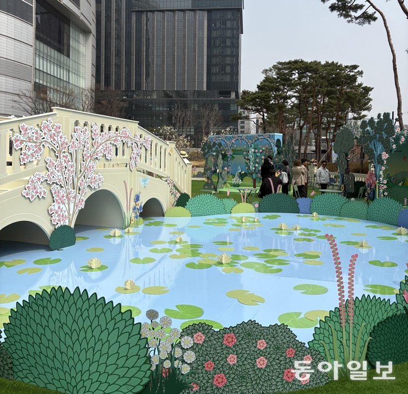 서울 송파구 잠실 롯데월드타워 잔디광장에서 12일까지 열리는 반클리프아펠 체험형 팝업 ‘스프링 이즈 블루밍’ 전경. 남혜정 기자 namduck2@donga.com