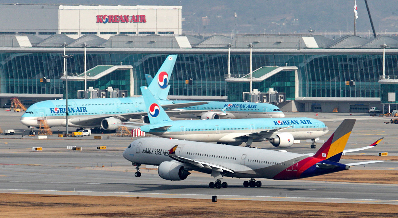 인천공항 계류장 및 활주로에 놓인 대한항공과 아시아나 비행기의 모습. 뉴스1