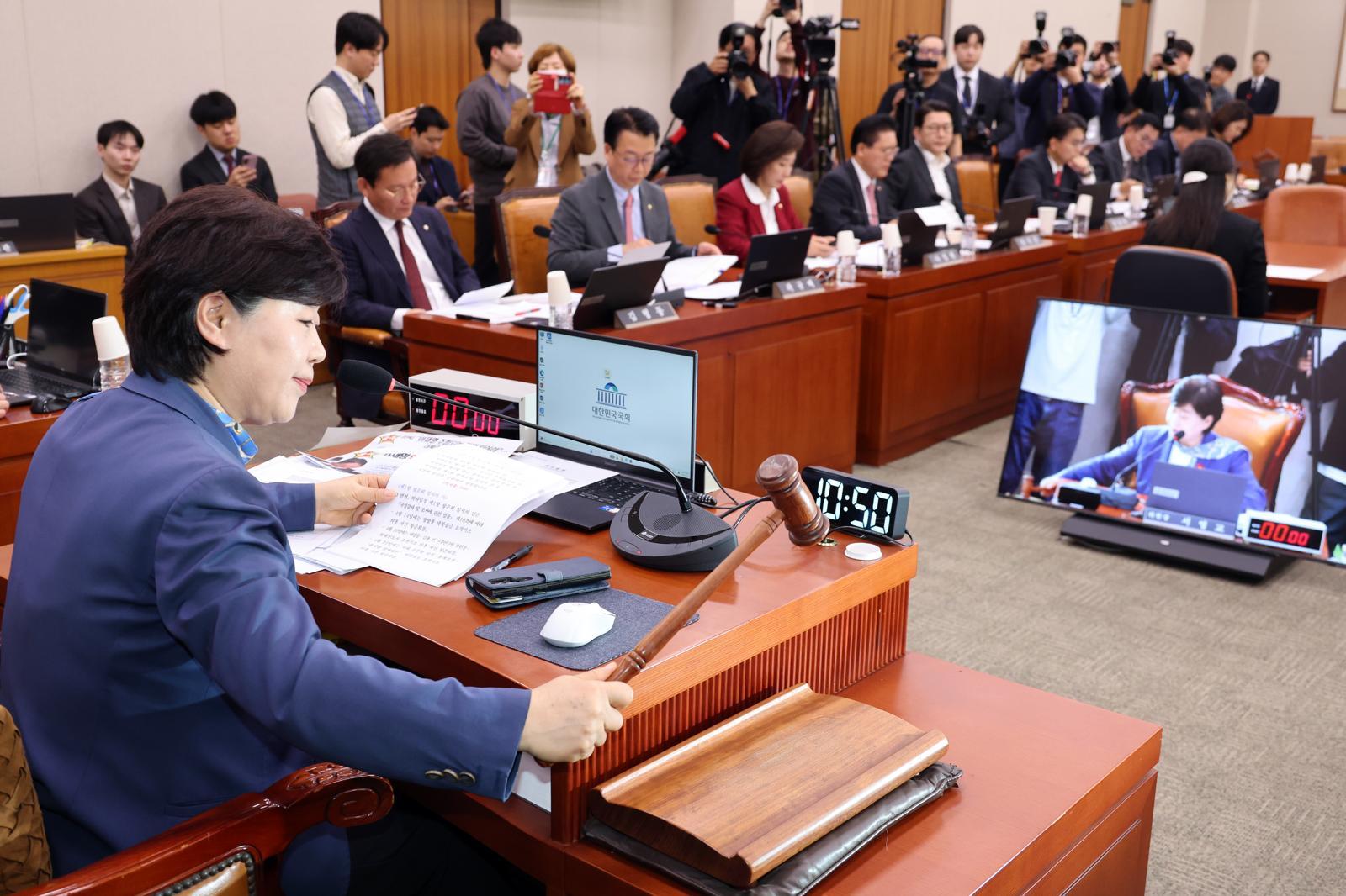 서영교 국회 ‘윤석열 정권 정치검찰 조작기소 의혹 사건 진상규명 국정조사특별위원회’ 위원장이 31일 오전 서울 여의도 국회에서 열린 제3차 전체회의에서 의사봉을 두드리고 있다. 2026.03.31. [서울=뉴시스]