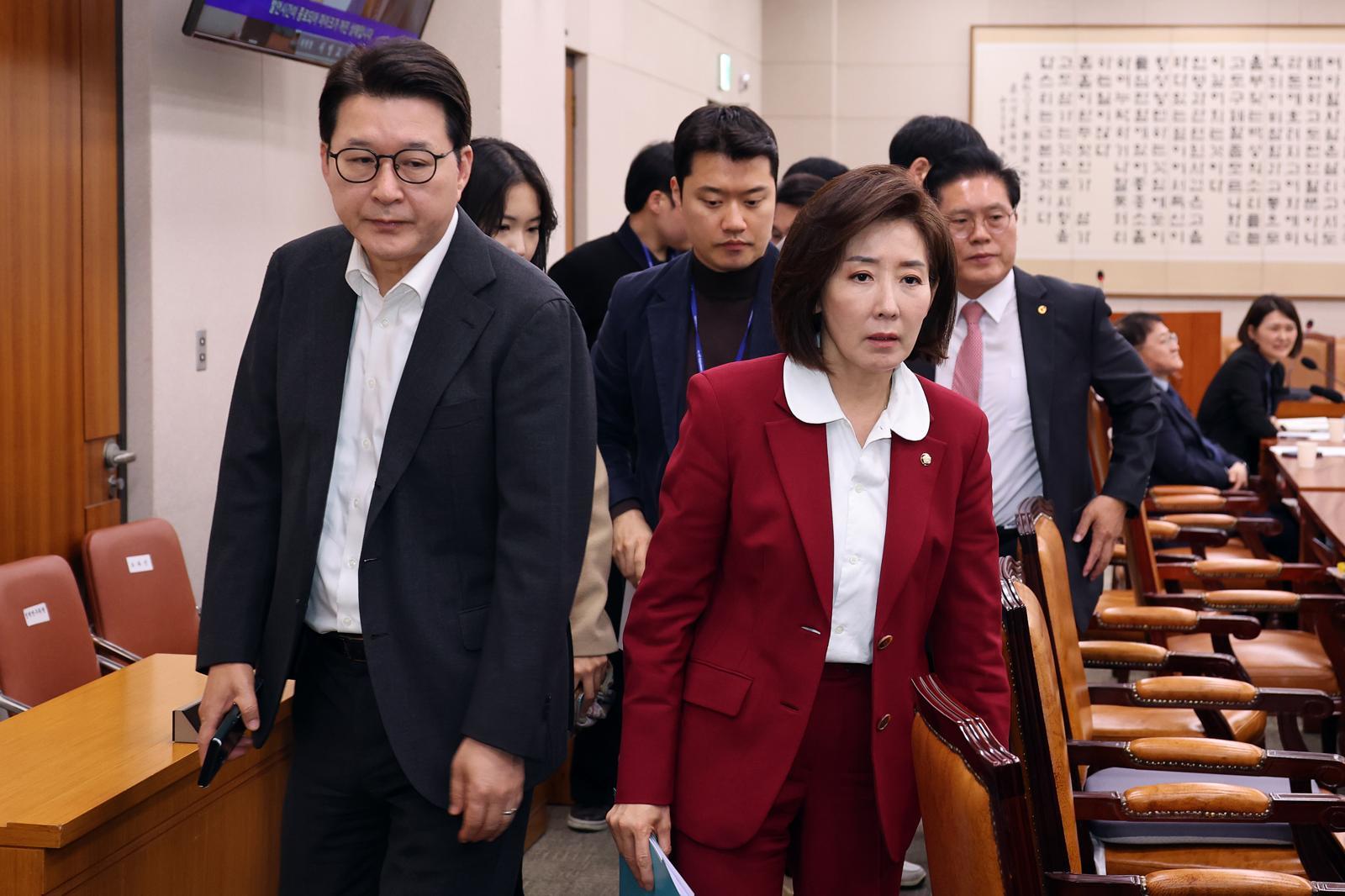 나경원 국민의힘 의원을 비롯한 국조특위 위원들이 31일 오전 서울 여의도 국회에서 열린 ‘윤석열 정권 정치검찰 조작기소 의혹 사건 진상규명 국정조사특별위원회’ 제3차 전체회의에서 안건 의결을 앞두고 퇴장하고 있다. 2026.03.31. [서울=뉴시스]