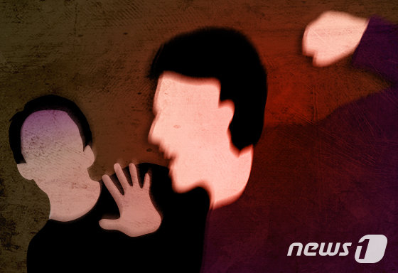 편의점 야외 테이블서 시비 붙어 술병으로 내리친 50대 집유