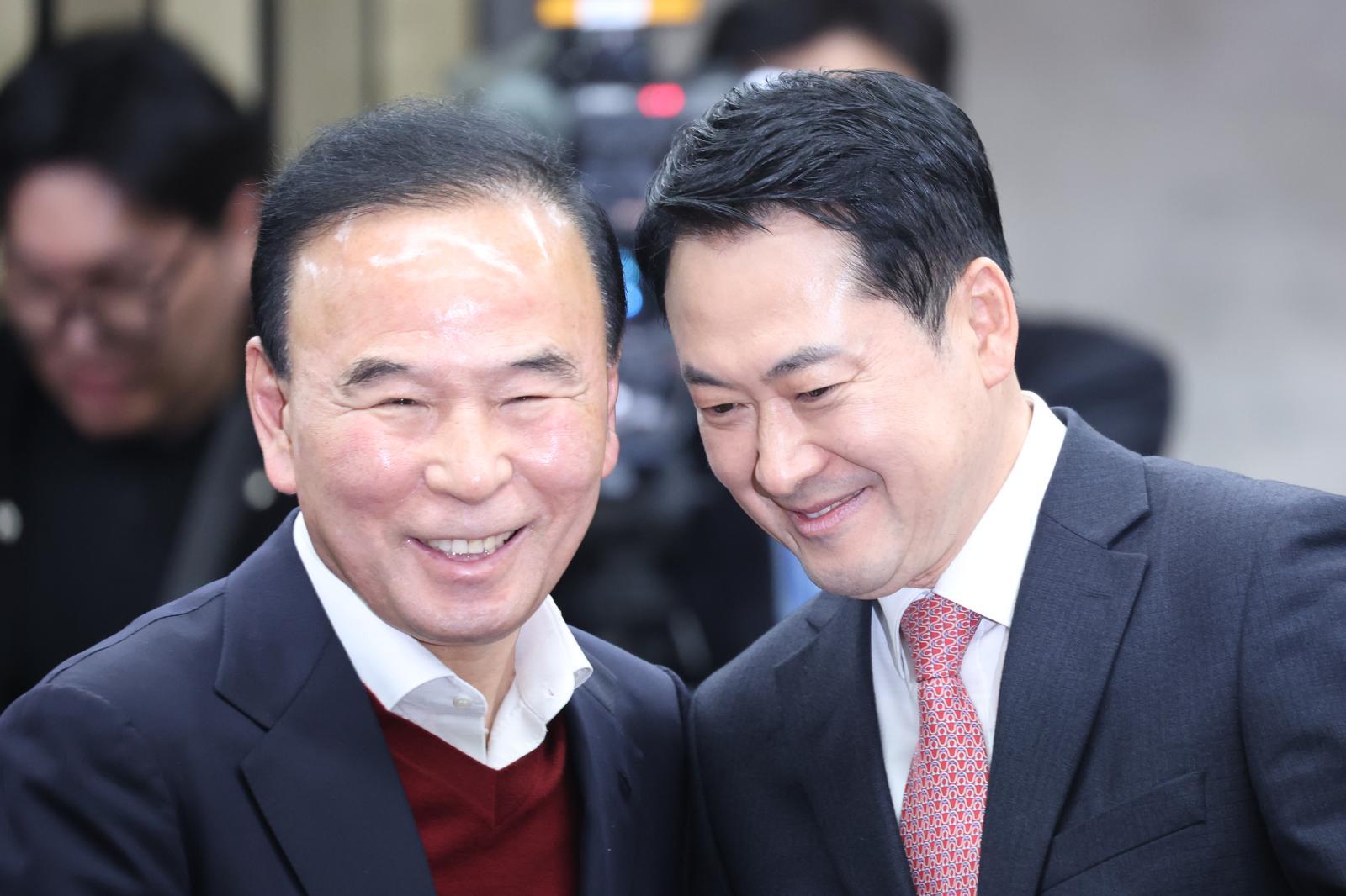 장동혁 국민의힘 대표가 서울 여의도 국회에서 열린 의원총회에 참석하며 박덕흠 의원과 대화를 나누고 있다. 2026.3.22/뉴스1