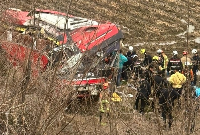 음성서 26명 탄 통근버스 논으로 추락…탑승객 차 밖 튕겨나갔다