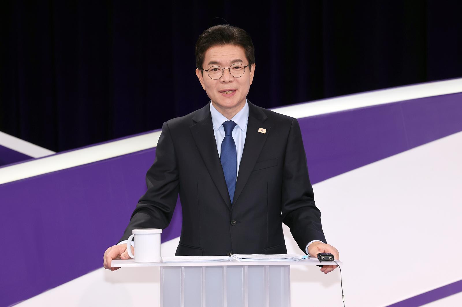 정원오 더불어민주당 서울시장 예비후보가 31일 서울 마포구 상암동 MBC 신사옥에서 열린 더불어민주당 서울시장 후보자 본경선 합동토론회에서 토론 준비를 하고 있다. 2026.03.31. 국회사진기자단