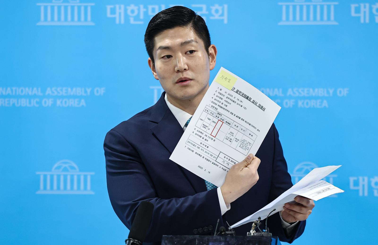 김재섭 국민의힘 의원이 31일 서울 여의도 소통관에서 정원오 더불어민주당 서울시장 예비후보 의혹 관련 기자회견을 후 백브리핑을 하고 있다. 2026.3.31/뉴스1