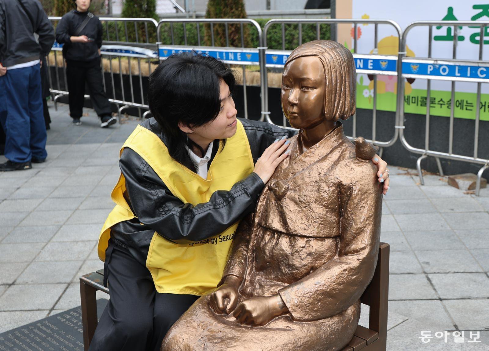 1일 서울 종로구 옛 주한 일본대사관 앞에서 정의연 활동가가 평화의 소녀상과 함께 기념 촬영을 하고 있다. 이한결 기자 always@donga.com