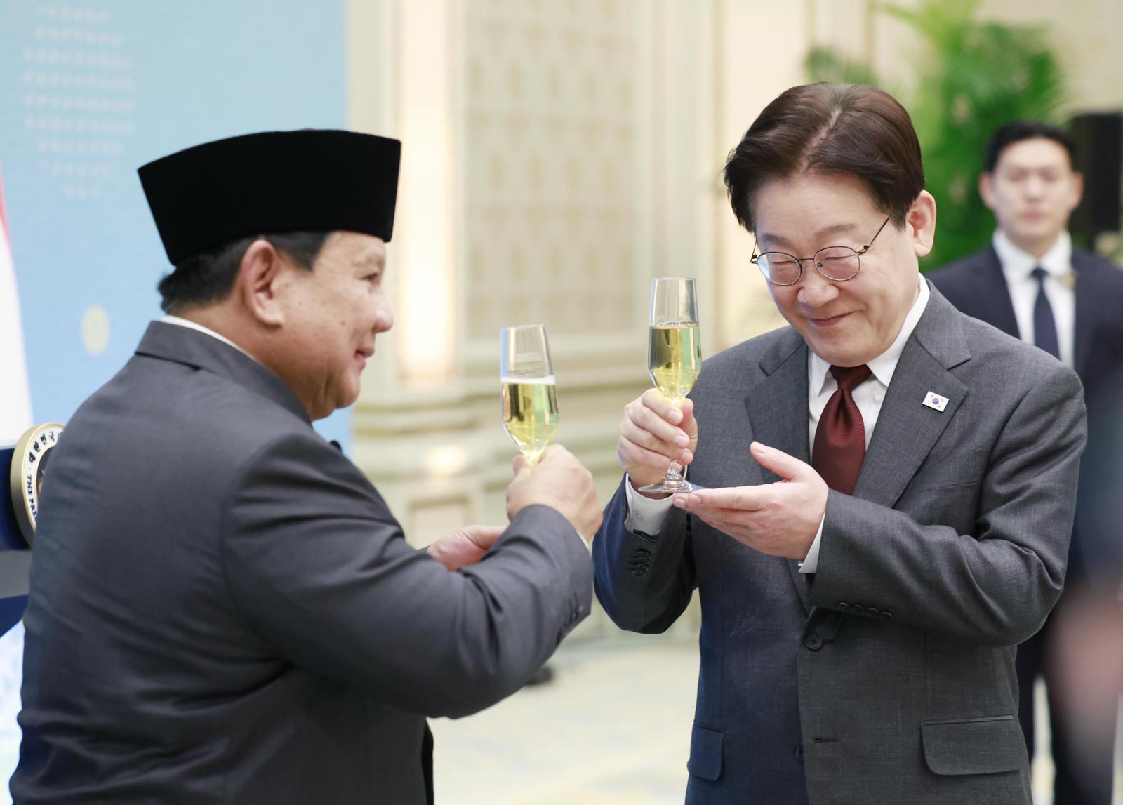 이재명 대통령과 프라보워 수비안토 인도네시아 대통령이 1일 청와대에서 열린 한-인도네시아 국빈 오찬에서 건배를 하고 있다. 2026.04.01. 뉴시스