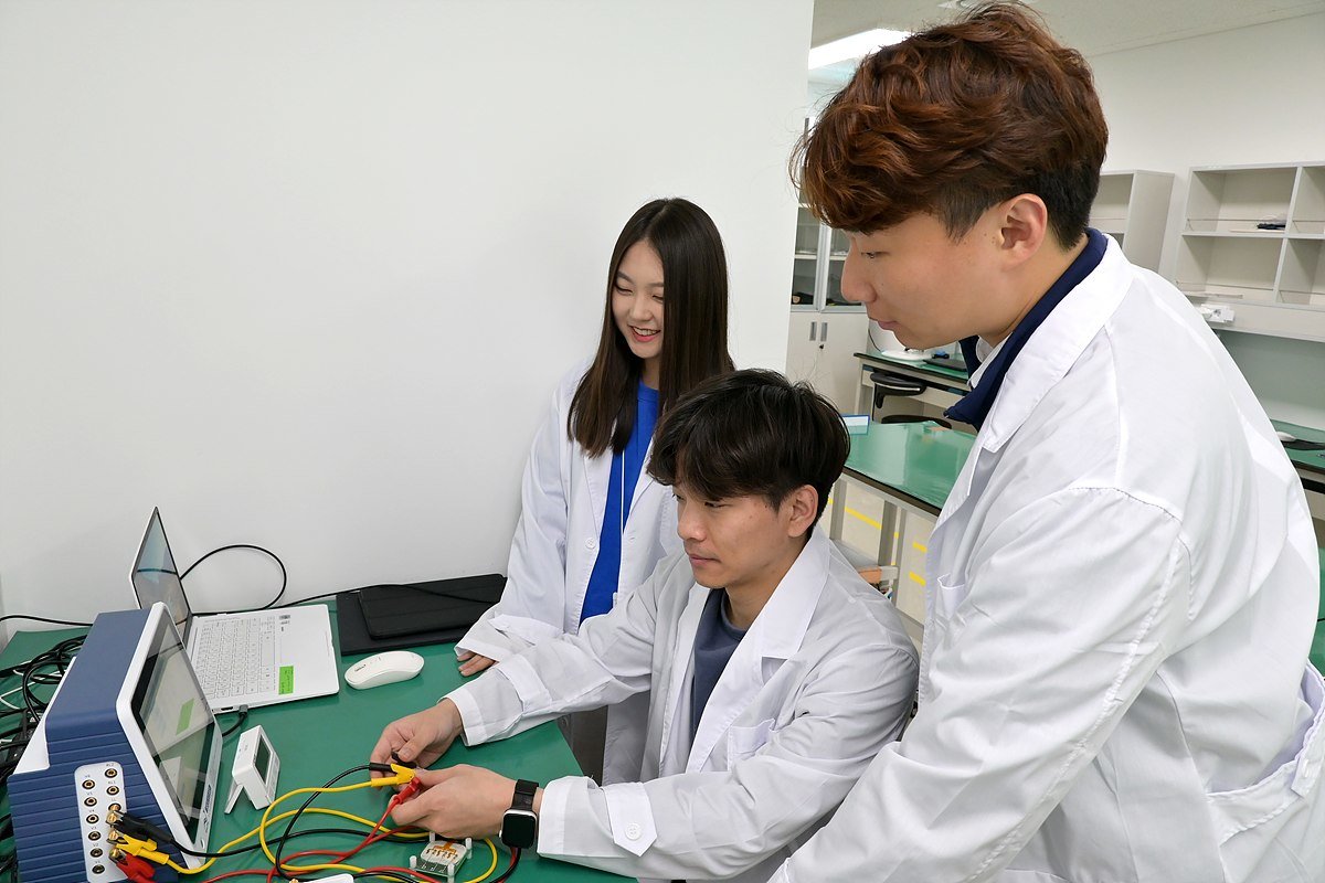 연구 개발 중인 이성훈 위스메디컬 대표(가장 오른쪽)와 임직원 / 출처=IT동아