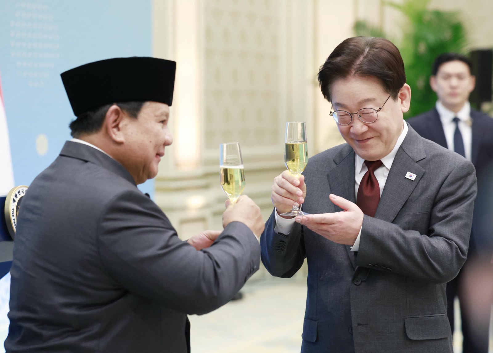 이재명 대통령과 프라보워 수비안토 인도네시아 대통령이 1일 청와대에서 열린 한-인도네시아 국빈 오찬에서 건배를 하고 있다. 2026.04.01. [서울=뉴시스]