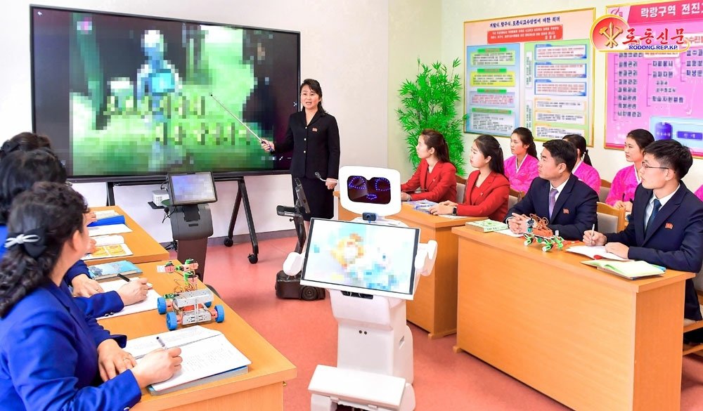 북한 노동당 기관지 노동신문은 지난 1월 22일 통합병설학교로 거듭난 낙랑구역 전진고급중학교를 조명하며 인공지능교육실, TV방송실과 아동방송실, 교육방법연구실, 소학교(초등학교) 실용적인 교실 등을 선전했다. 평양 노동신문=뉴스1