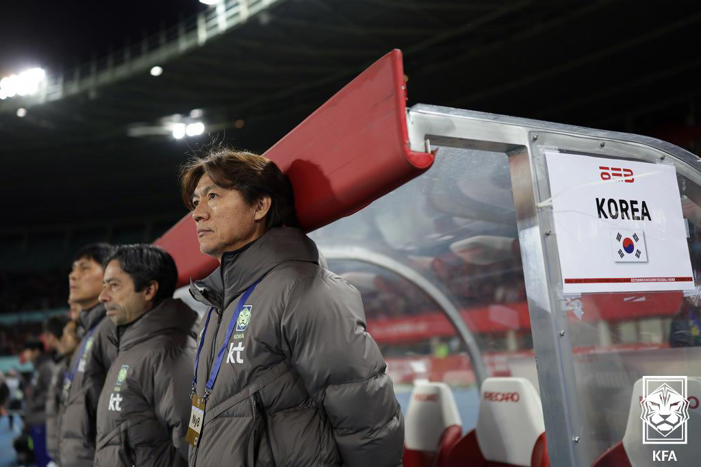 31일(현지 시간) 오스트리아 빈 에른스트 하펠 스타디움에서 열린 한국 축구 국가대표팀과 오스트리아의 평가전에서 홍명보 감독이 경기를 지켜보고 있다. 한국은 이날 경기에서 0-1로 패했다. 2026.04.01 사진=대한축구협회 제공