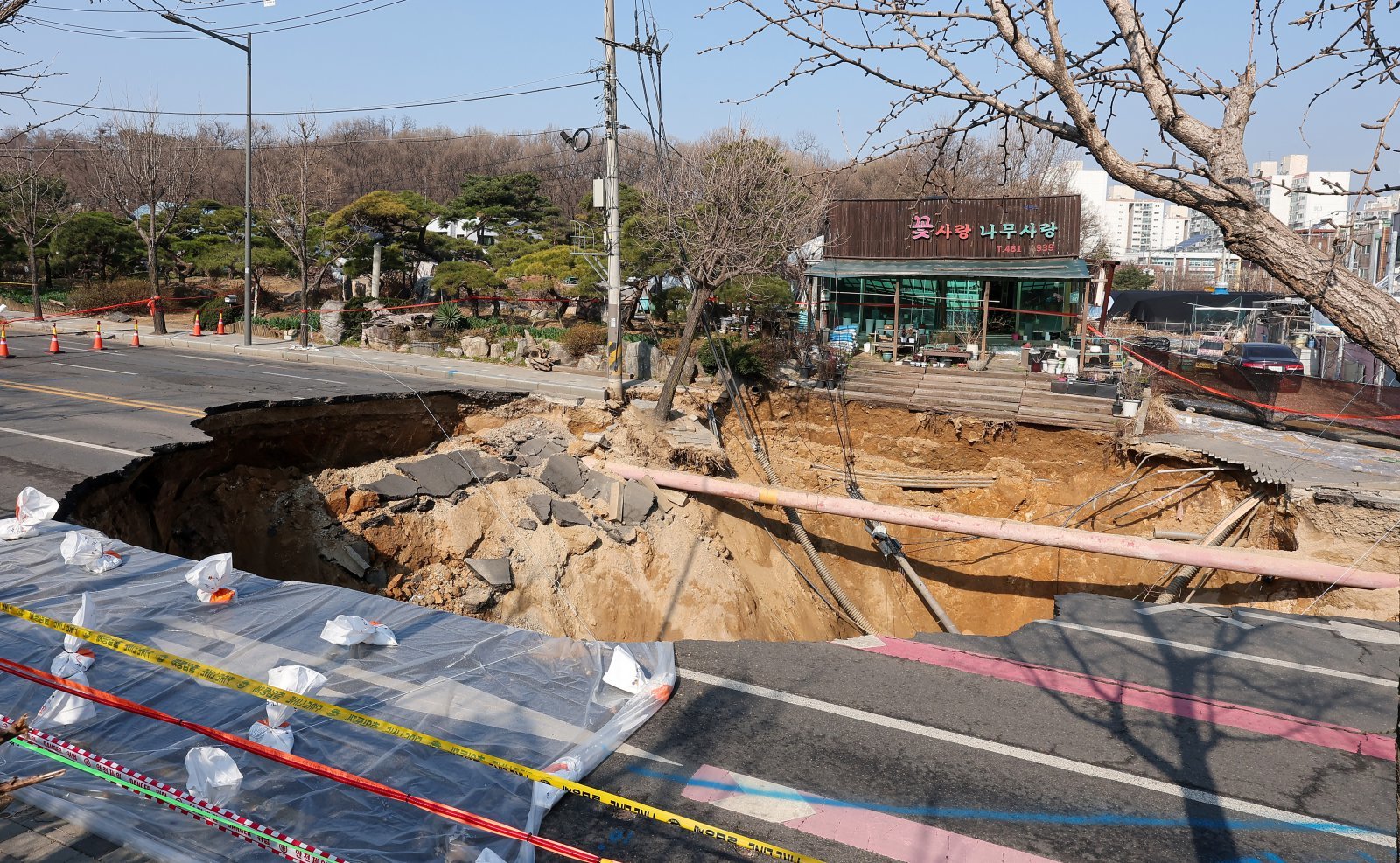 서울 명일동 9호선 땅꺼짐 구간 공사 재개…주민 불안 여전