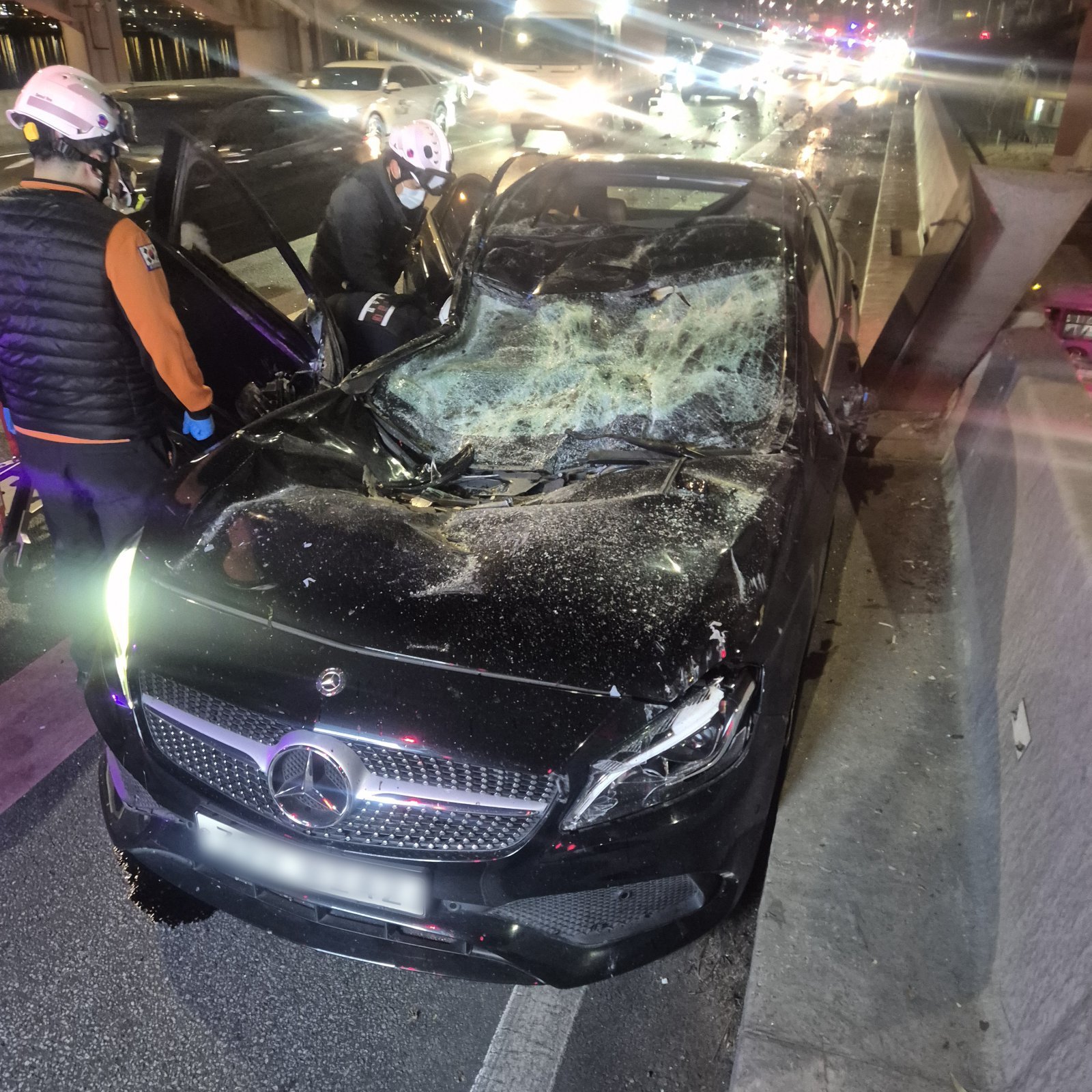 지난 2월 25일 오후 8시 44분쯤 반포대교에서 주행하던 포르쉐 차량이 강변북로를 주행 중이던 벤츠 차량 위로 떨어진 뒤 잠수교까지 추락해 운전자를 포함한 2명이 다치고 차량 4대가 파손되는 사고가 발생했다. (용산소방서 제공)