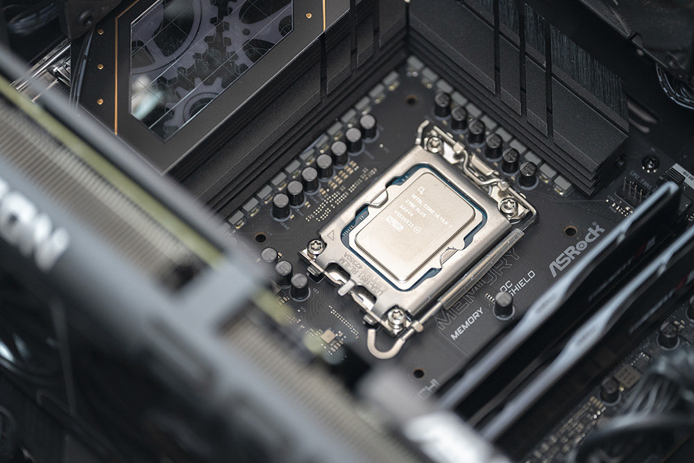 애즈락 Z890 타이치에 DDR5-7200MHz 32GB, AMD 라데온 9060 XT 16GB 장착 후 테스트를 진행했다 / 출처=IT동아