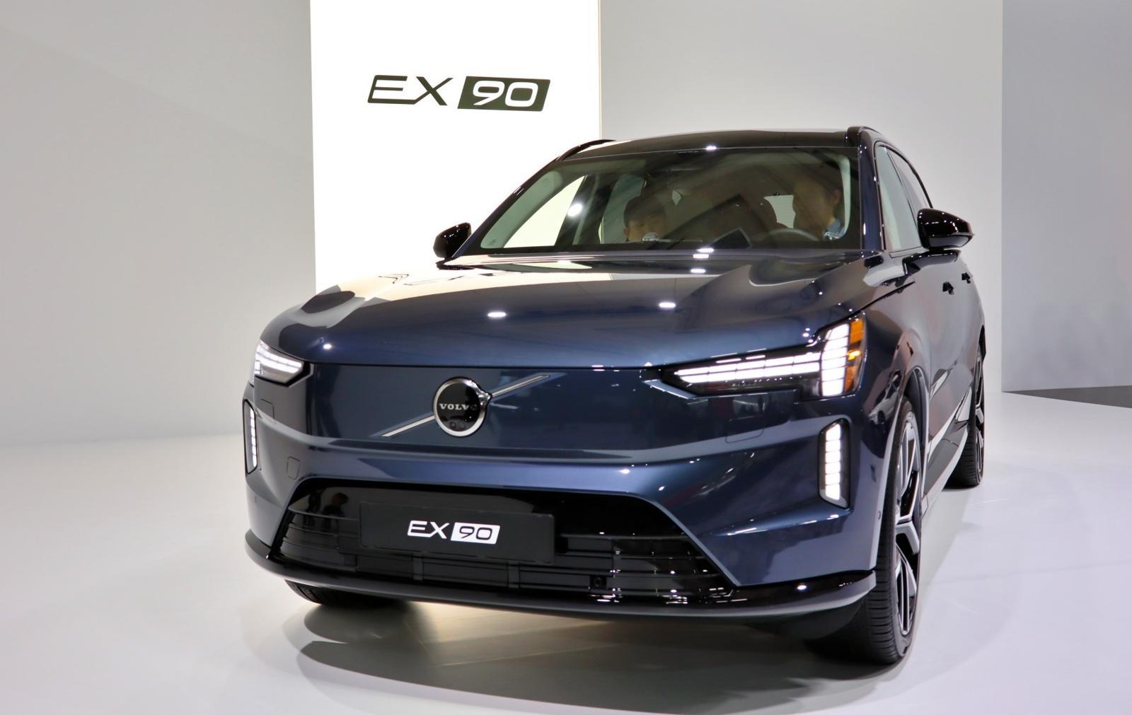 볼보, 다시 ‘안전’으로 승부…전기 플래그십 SUV ‘EX90’ 공식 출시
