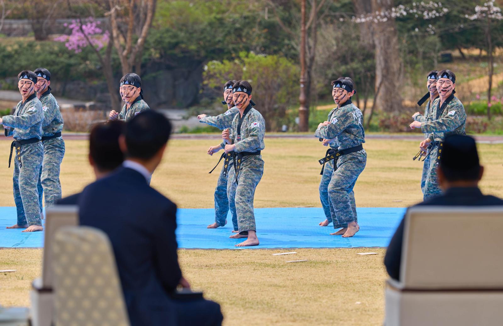 이재명 대통령과 프라보워 수비안토 인도네시아 대통령이 1일 청와대 상춘재에서 열린 친교행사에 참석해 육군태권도시범대의 시범을 보고 있다. 대통령실 제공