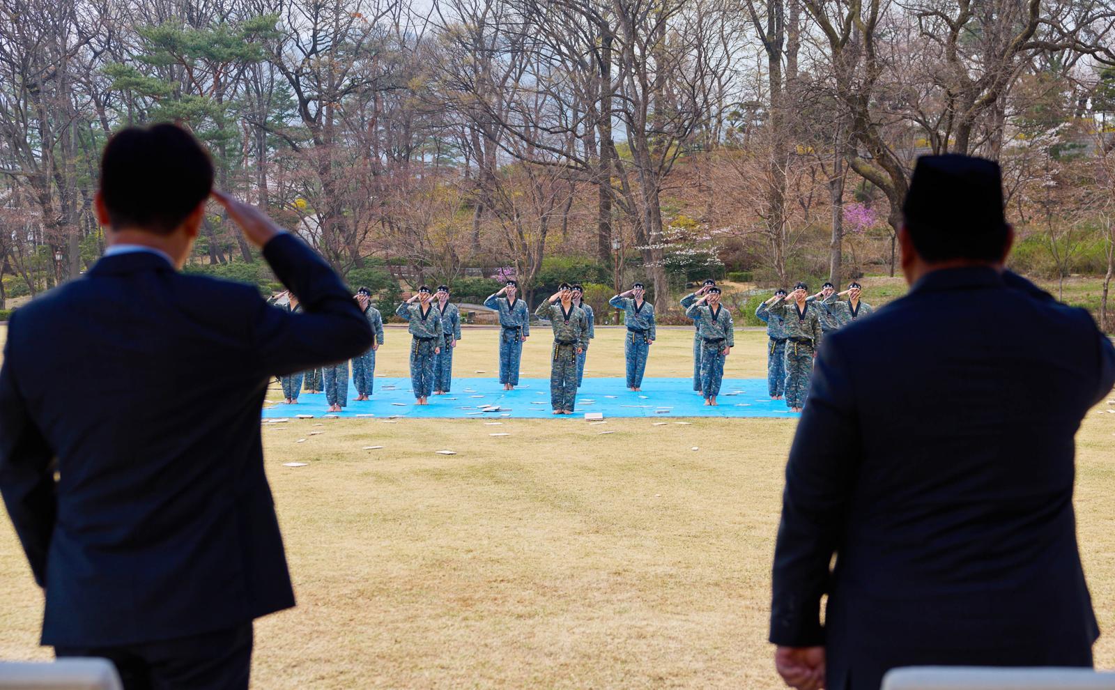 이재명 대통령과 프라보워 수비안토 인도네시아 대통령이 1일 청와대 상춘재에서 열린 친교행사에 참석해 육군태권도시범대의 시범을 본 후 경례를 하고 있다. 대통령실 제공.