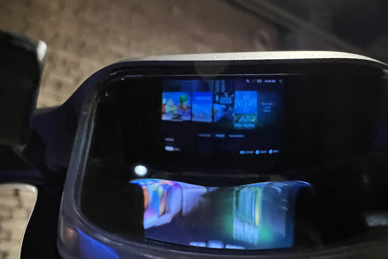 상단에 0.68인치 면적의 마이크로-OLED 패널을 달았다 / 출처=IT동아