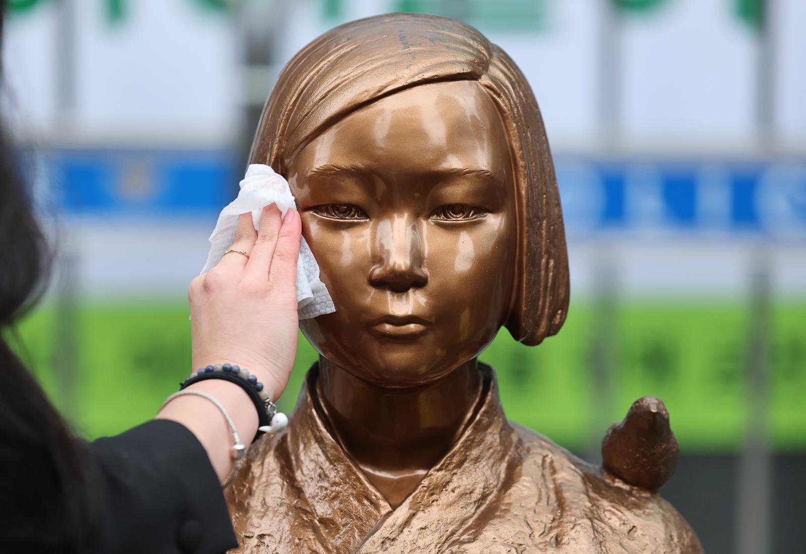 6년 만에 바리케이드 벗어난 평화의 소녀상…수요시위 동안에만 철거