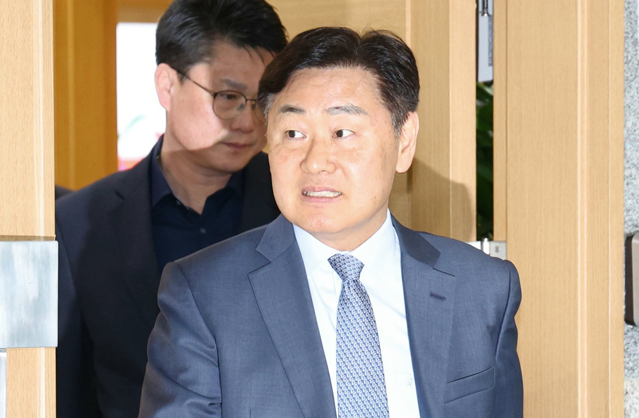 김관영 전북특별자치도지사가 1일 전북 전주시 전북특별자치도청에서 취재진의 돈 봉투 살포 의혹 관련 질의에 답변을 하기위해 도지사실을 나서고 있다. 2026.4.1 ⓒ 뉴스1
