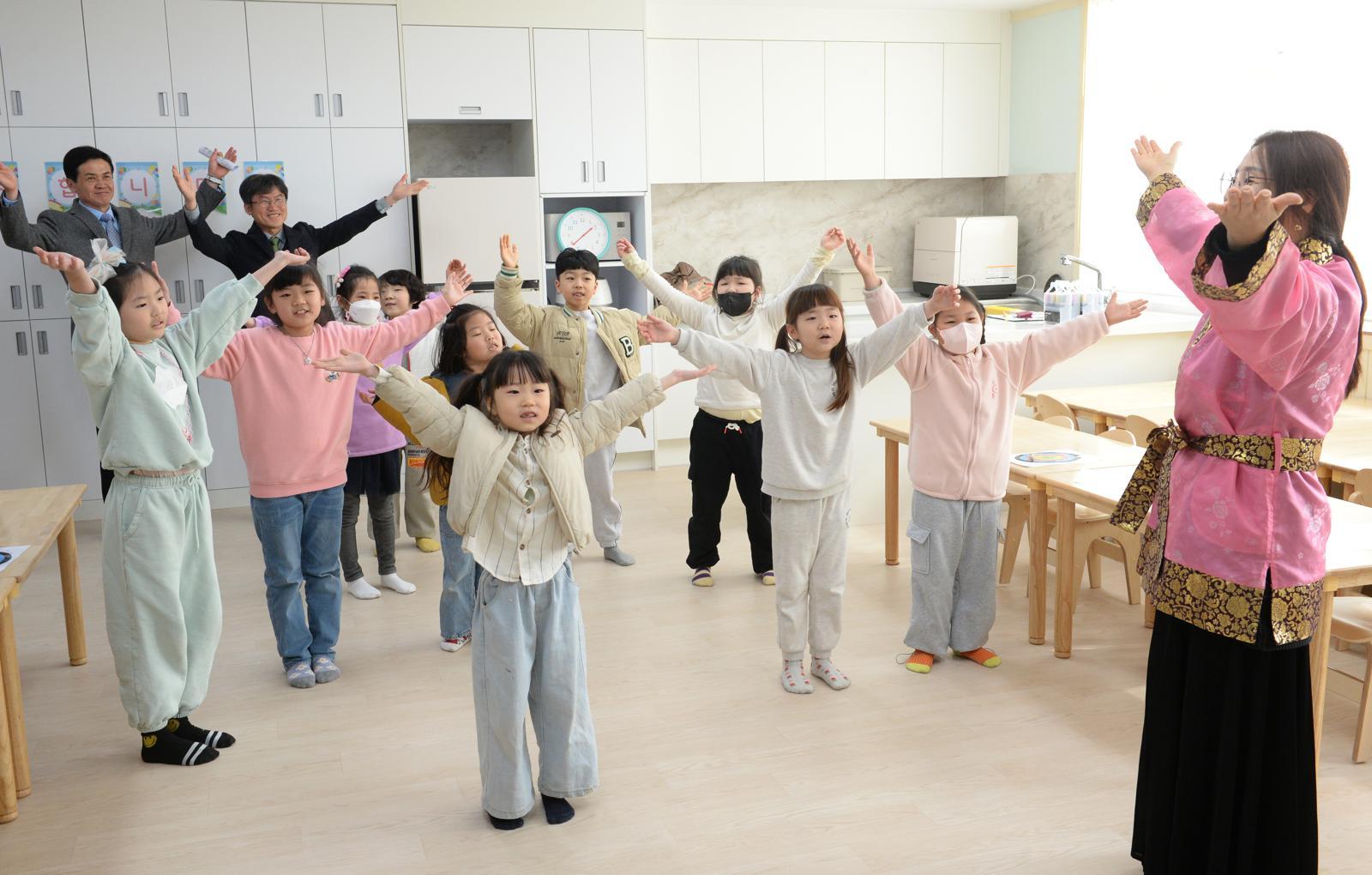 4일 오후 울산 남구 개운초등학교의 한 교실에서 늘봄학교 도담도담 프로그램에 참가중인 학생들이 전통놀이 수업을 하고 있다. 교육부와 전국 시도교육청들은 이달 신학기부터 초등학생들에게 아침, 저녁으로 다양한 방과 후 수업과 돌봄 서비스를 제공하는 ‘늘봄학교’를 전면 시행한다. 늘봄학교는 방과후교실과 돌봄교실을 통합한 형태를 말한다. 2024.03.04 [울산=뉴시스]