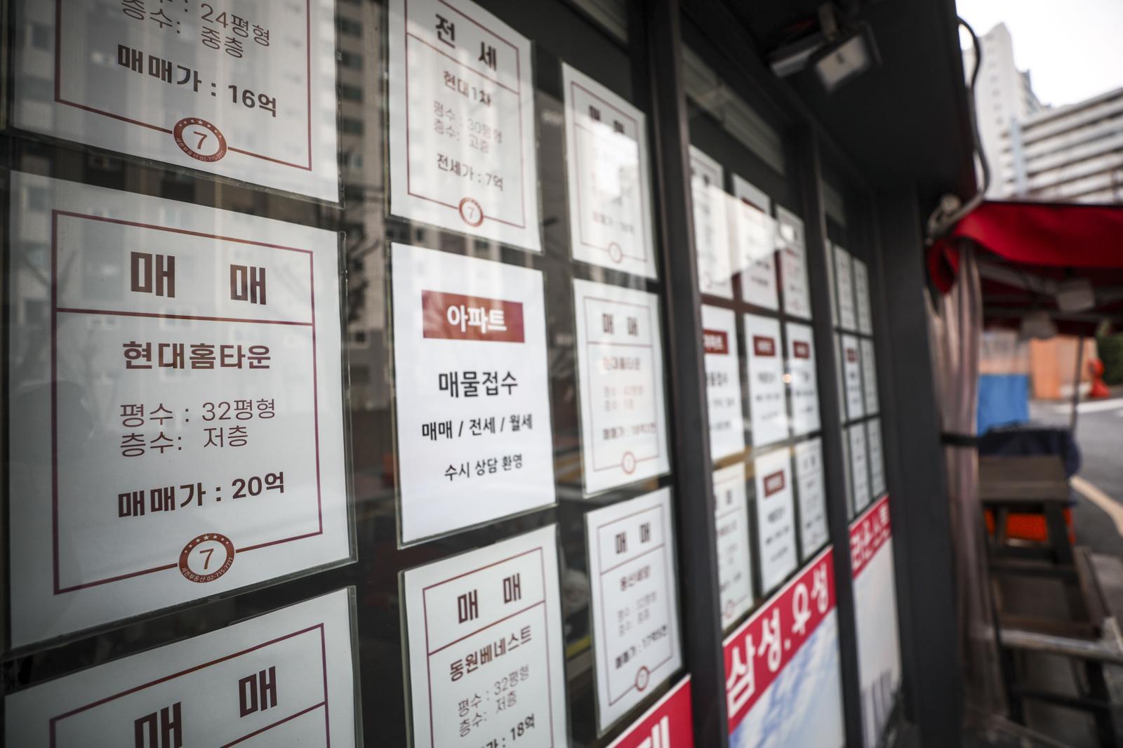 22일 서울시내 부동산에 매물 정보가 붙어있다. 부동산 빅데이터 업체 아실에 따르면 지난 20일 기준 서울 아파트 매물은 7만9586건으로 집계됐다. 2026.03.22 [서울=뉴시스]