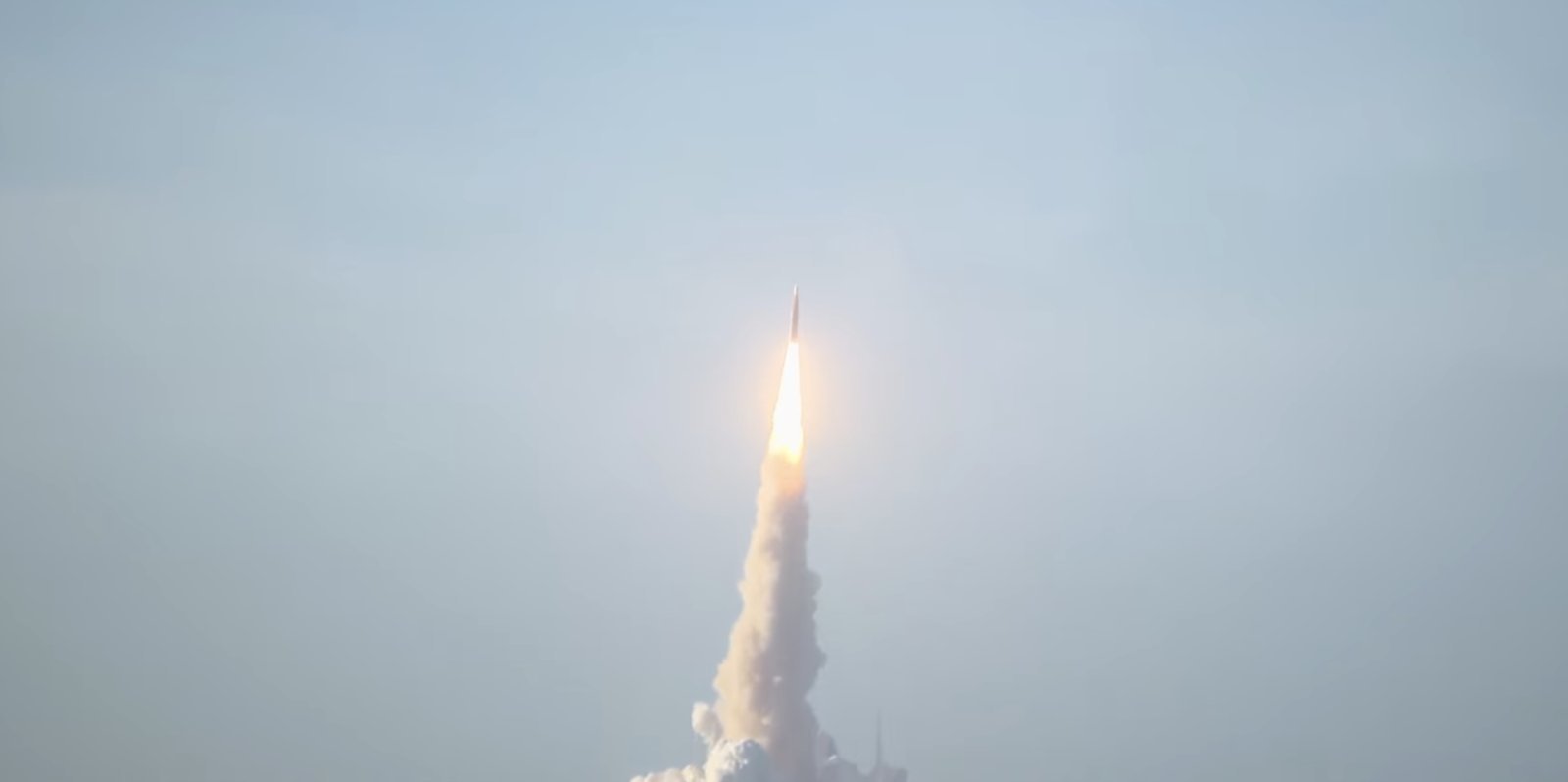 NASA는 한국기준 2일 오전 7시36분(현지시각 1일 오후 6시36분) 미국 플로리다주 케네디 우주센터 39B 발사대에서 우주발사시스템(SLS) 로켓과 오리온 우주선을 성공적으로 발사했다. NASA 유튜브 캡처