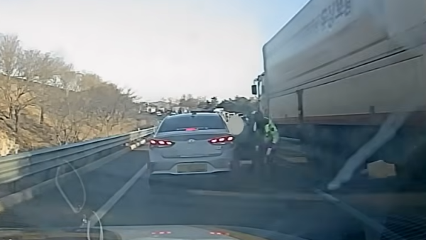 피의자를 검거하는 경찰. 경찰청 유튜브 갈무리