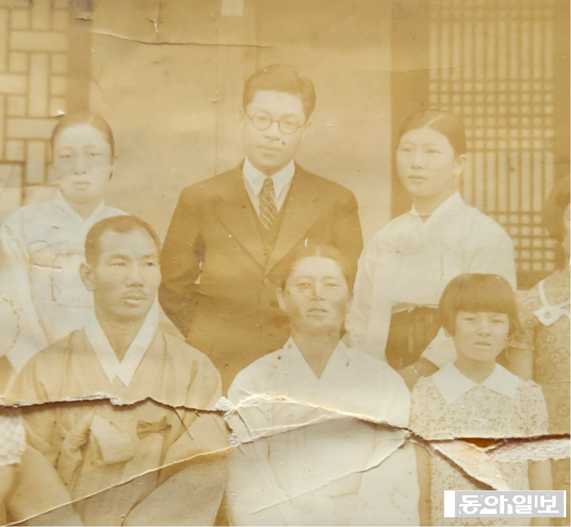 일제강점기 일본과 중국을 오가며 무역업을 했던 김종주 씨(윗줄 가운데)가 가족들과 사진 촬영을 하고 있다. 김영자 씨 제공