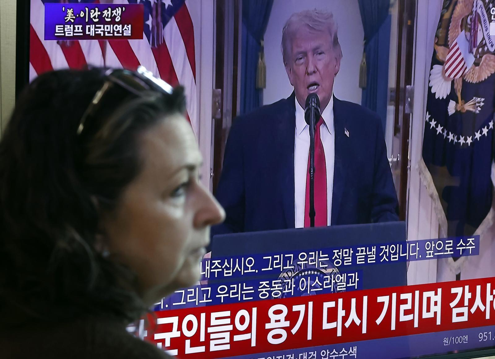 2일 오전 서울시 용산구 서울역 대합실에서 한 외국인 관광객이 도널드 트럼프 미국 대통령의 이란 전쟁 상황 관련 대국민 연설 TV 생중계를 지켜보고 있다. 뉴스1