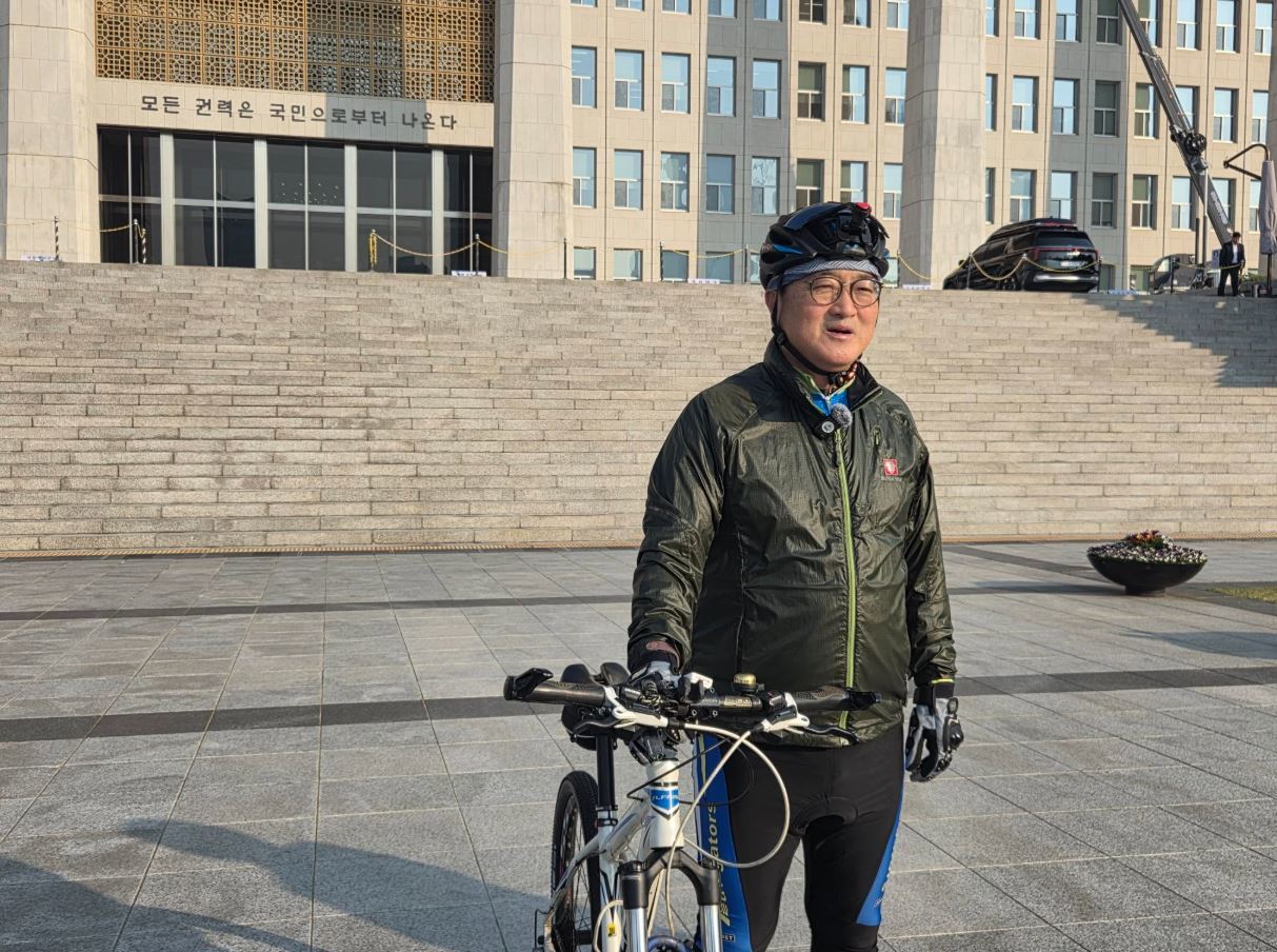 우원식 국회의장이 2일 오전 자전거를 타고 서울 여의도 국회로 출근했다. 우 의장 페이스북 갈무리