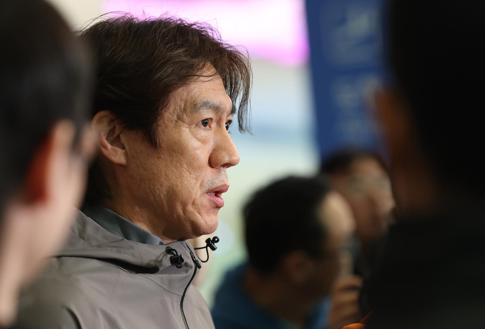 2026 북중미 월드컵 소집 전 마지막 평가전을 마치고 돌아온 축구대표팀 홍명보 감독이 2일 인천국제공항 제2터미널을 통해 귀국해 취재진의 질문에 답하고 있다.  유럽 원정 A매치 코트디부아르와 오스트리아전에서 두 경기 연속 영패를 기록한 축구대표팀은 골 결정력은 물론 수비 조직력마저 총체적 난국 상황에 빠지면서 월드컵 본선 경쟁력에 빨간불이 켜졌다. 뉴스1