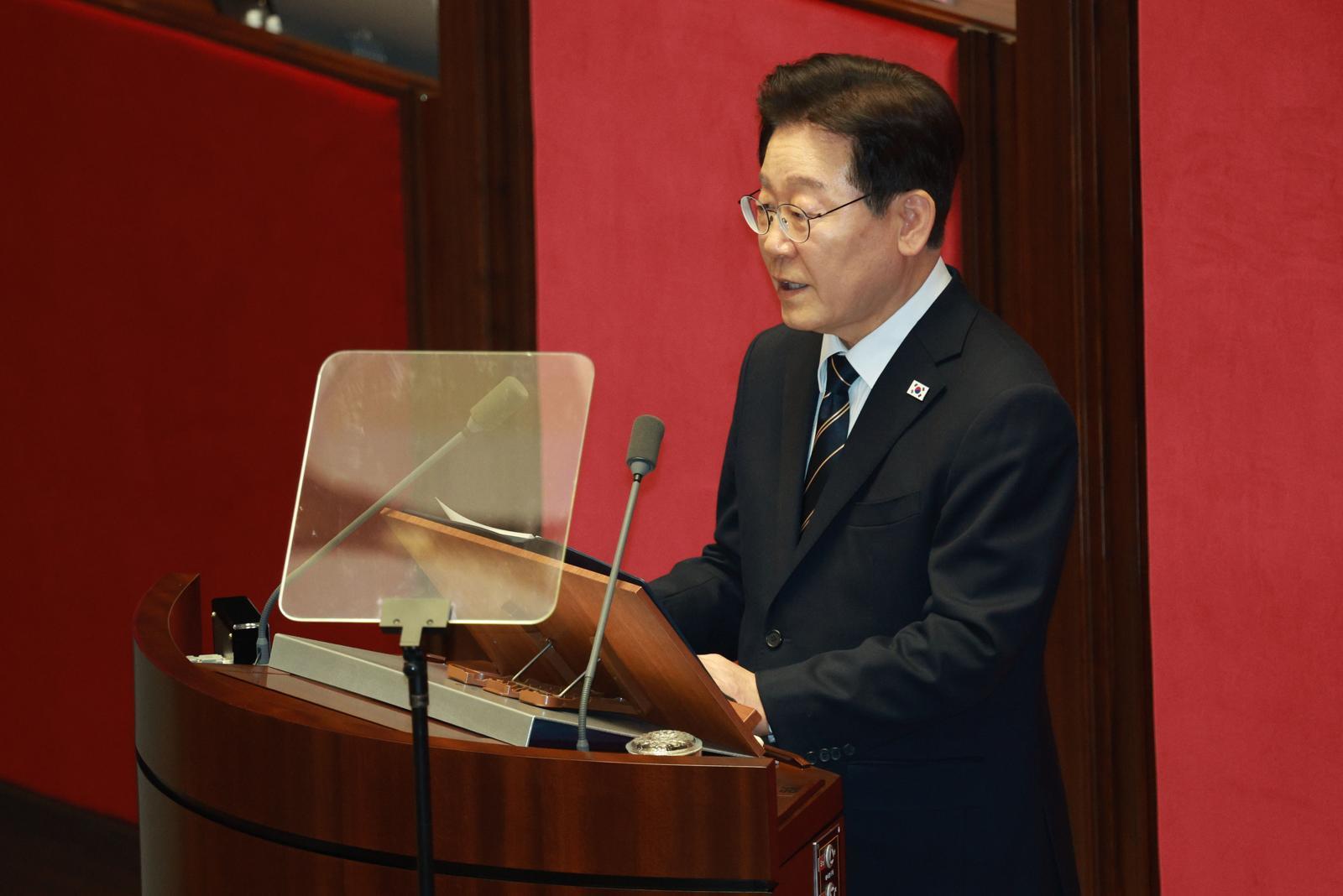 이재명 대통령이 2일 서울 여의도 국회에서 중동 사태 대응을 위한 추가경정예산(추경)안에 대한 시정연설을 하고 있다. 뉴스1